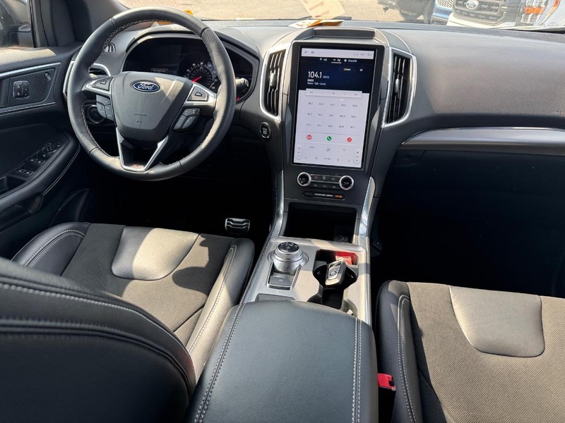 Ford Edge Vehicle Full-screen Gallery Image 15