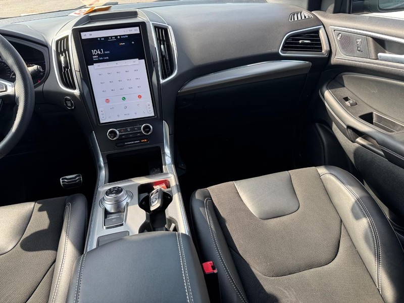 Ford Edge Vehicle Full-screen Gallery Image 16