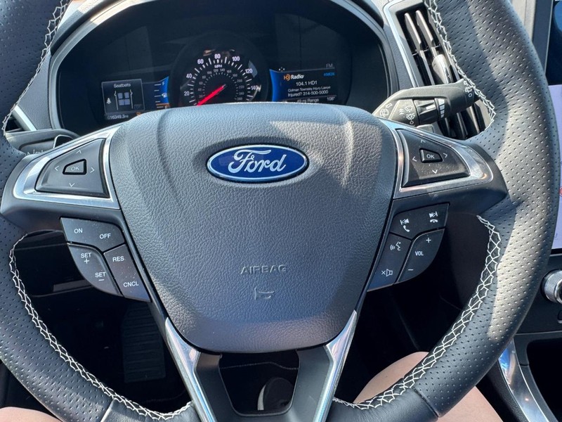Ford Edge Vehicle Full-screen Gallery Image 20