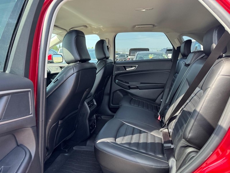Ford Edge Vehicle Full-screen Gallery Image 12