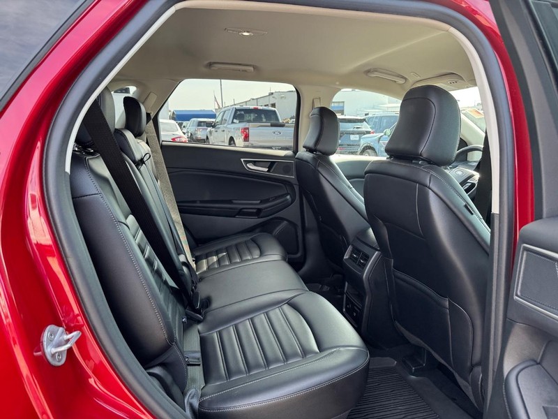 Ford Edge Vehicle Full-screen Gallery Image 13