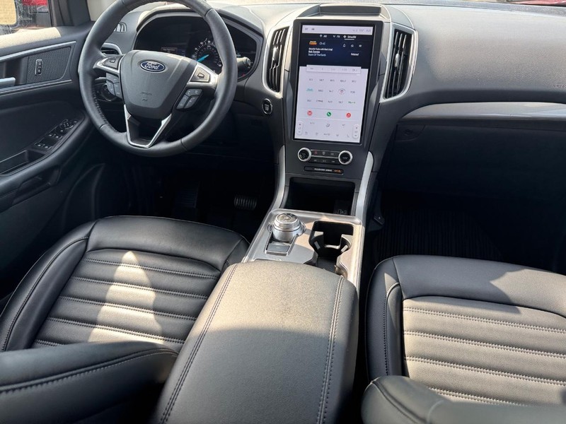Ford Edge Vehicle Full-screen Gallery Image 15
