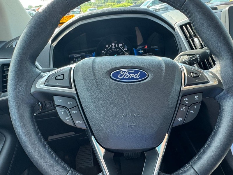 Ford Edge Vehicle Full-screen Gallery Image 18