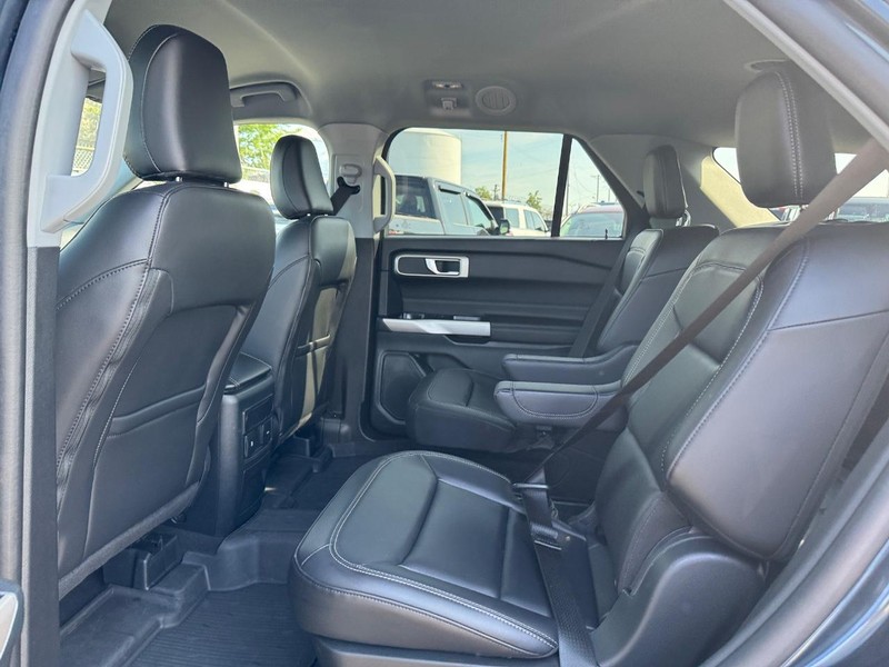 Ford Explorer Vehicle Full-screen Gallery Image 12