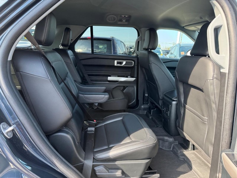 Ford Explorer Vehicle Full-screen Gallery Image 15