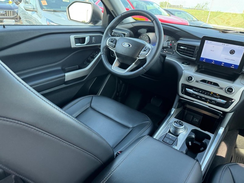 Ford Explorer Vehicle Full-screen Gallery Image 16