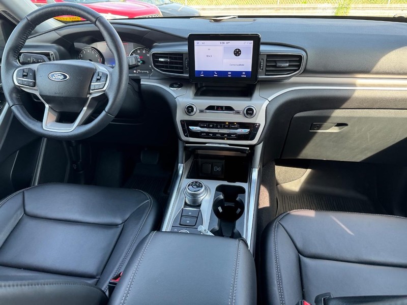 Ford Explorer Vehicle Full-screen Gallery Image 17