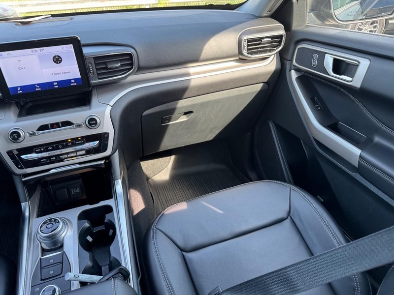 Ford Explorer Vehicle Full-screen Gallery Image 18