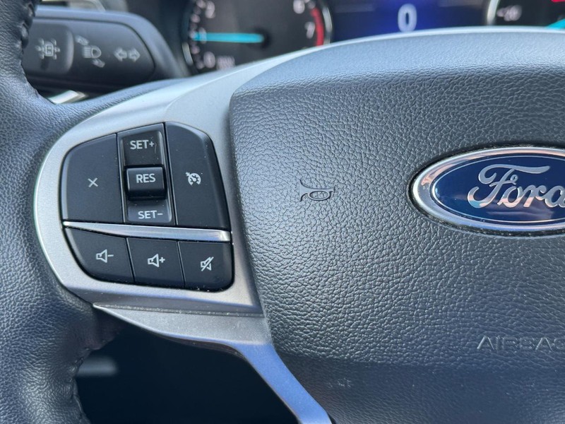 Ford Explorer Vehicle Full-screen Gallery Image 22