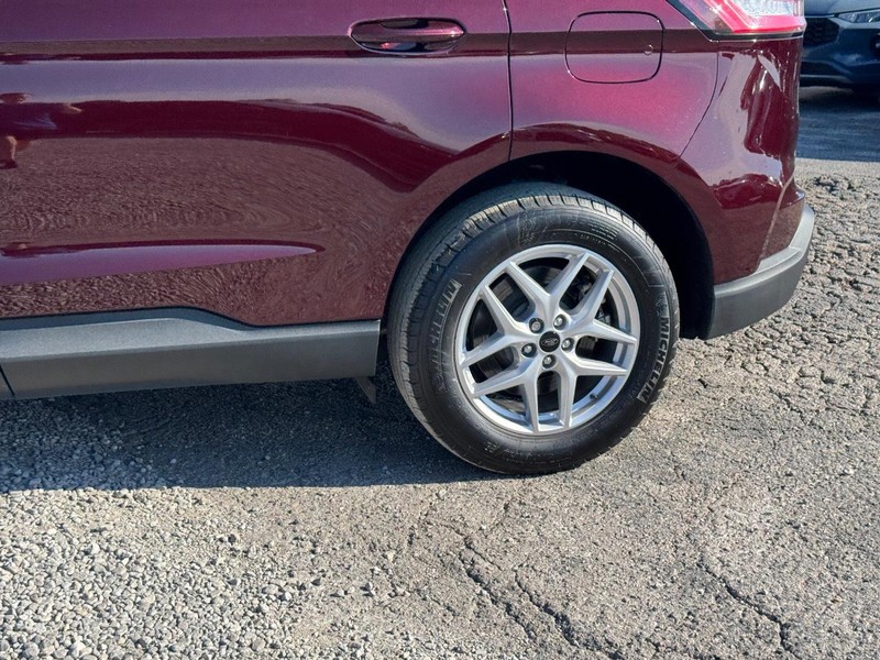 Ford Edge Vehicle Full-screen Gallery Image 11