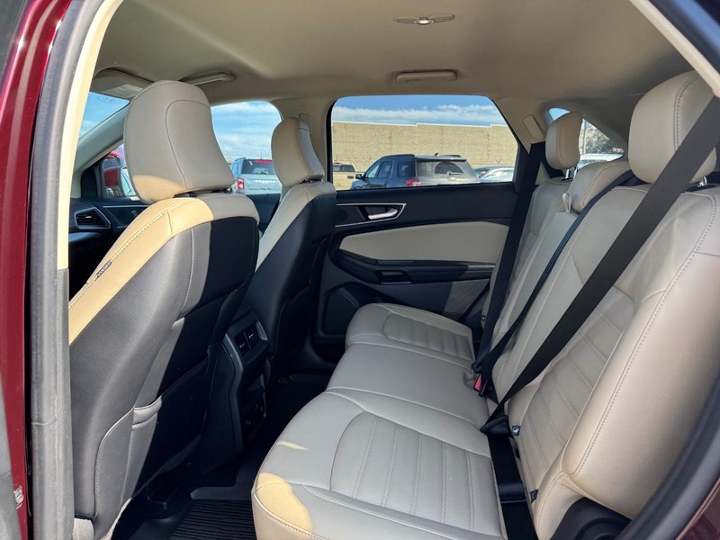 Ford Edge Vehicle Full-screen Gallery Image 12