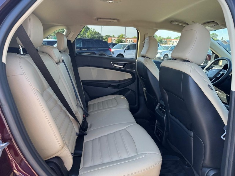 Ford Edge Vehicle Full-screen Gallery Image 13