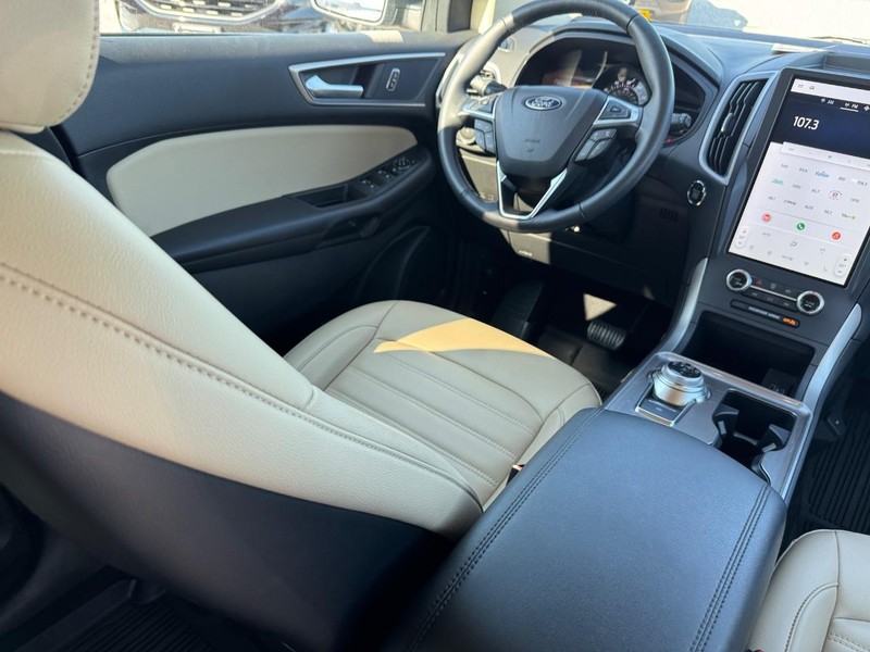Ford Edge Vehicle Full-screen Gallery Image 14