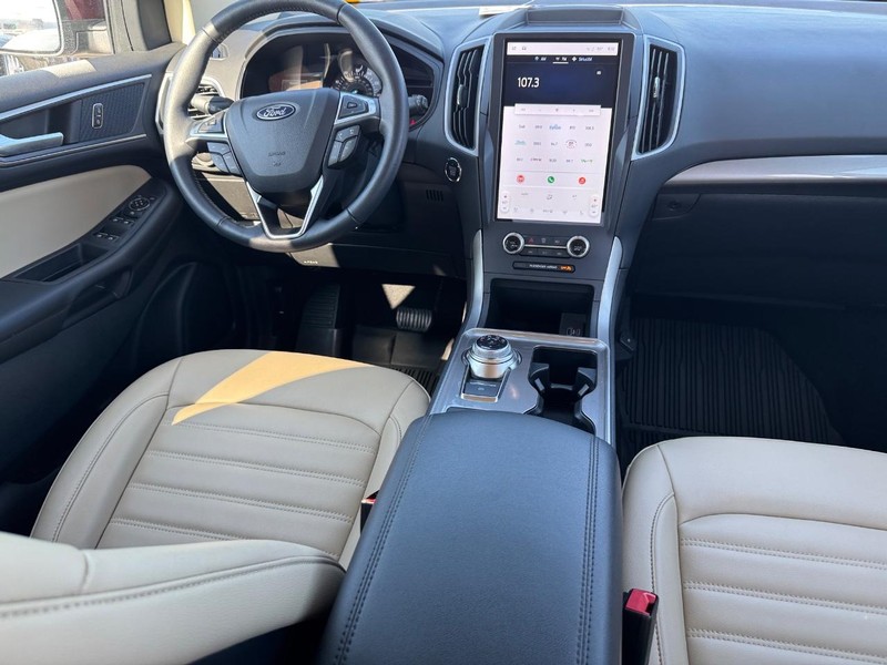 Ford Edge Vehicle Full-screen Gallery Image 15