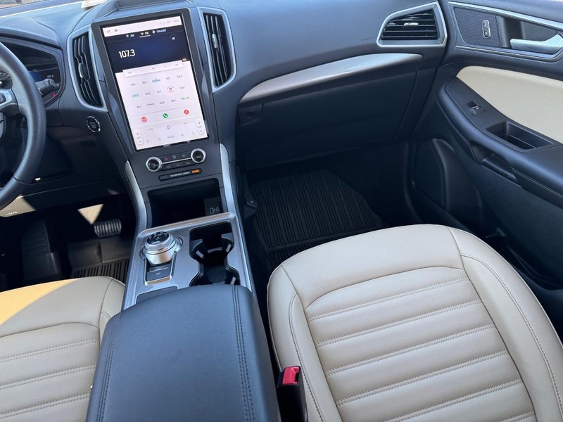 Ford Edge Vehicle Full-screen Gallery Image 16