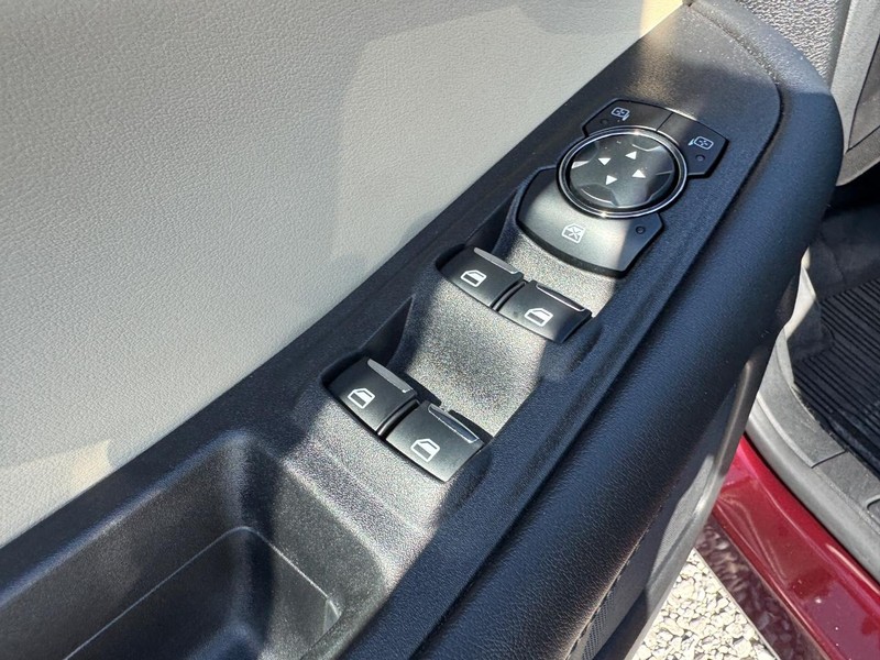 Ford Edge Vehicle Full-screen Gallery Image 18