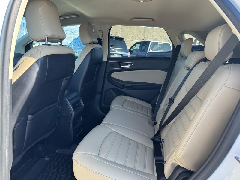 Ford Edge Vehicle Full-screen Gallery Image 12