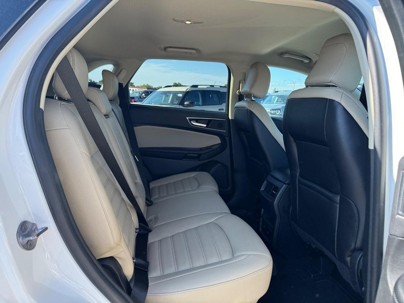 Ford Edge Vehicle Full-screen Gallery Image 13