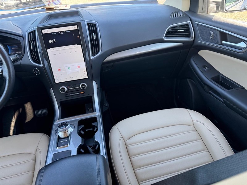 Ford Edge Vehicle Full-screen Gallery Image 16
