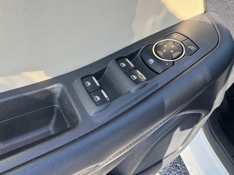 Ford Edge Vehicle Full-screen Gallery Image 18