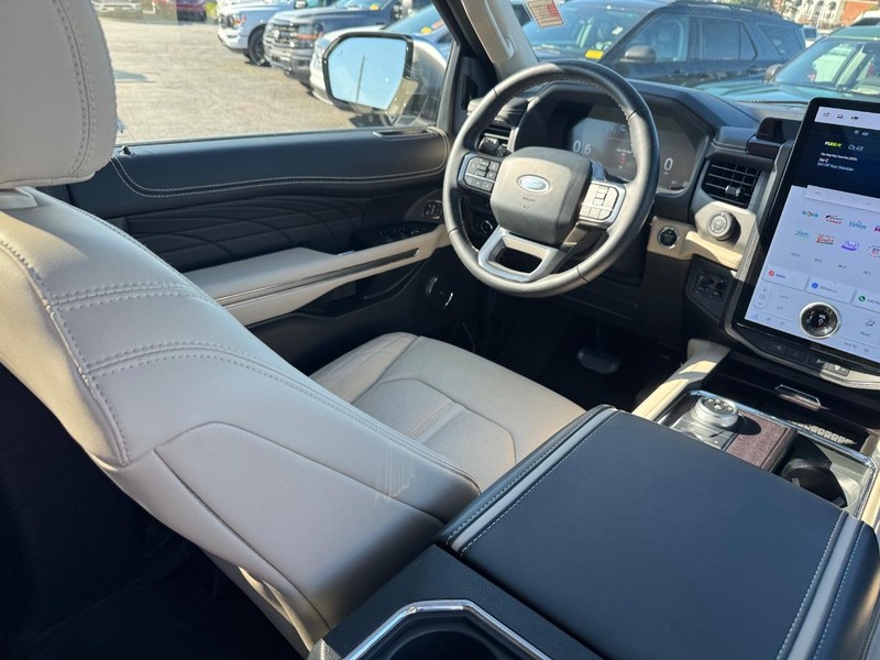 Ford Expedition Vehicle Full-screen Gallery Image 17