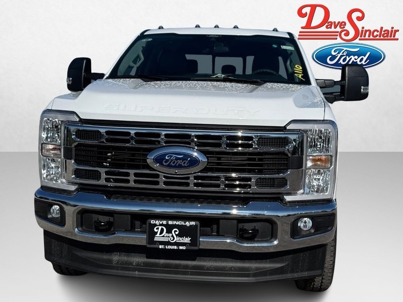 Ford Super Duty F-350 SRW Vehicle Full-screen Gallery Image 02