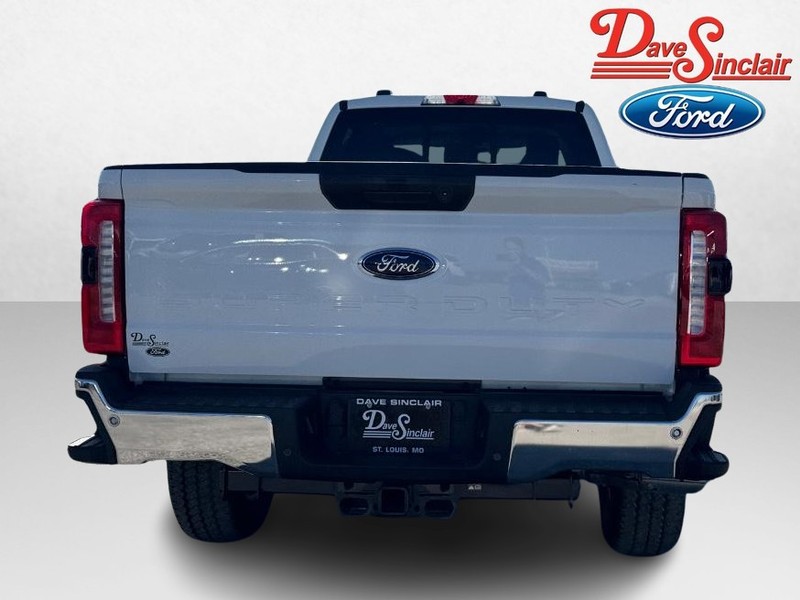 Ford Super Duty F-350 SRW Vehicle Full-screen Gallery Image 08