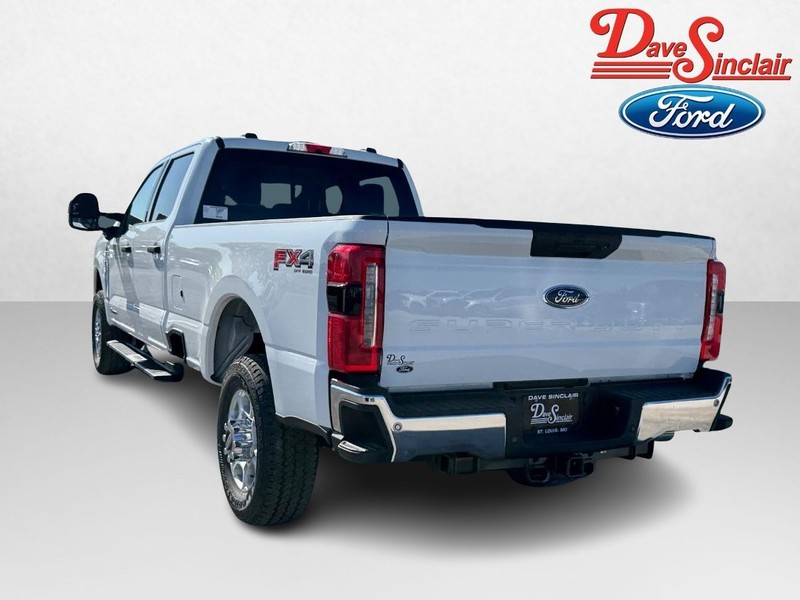 Ford Super Duty F-350 SRW Vehicle Full-screen Gallery Image 09