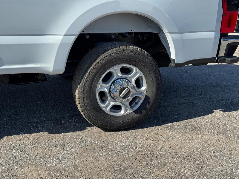 Ford Super Duty F-350 SRW Vehicle Full-screen Gallery Image 11