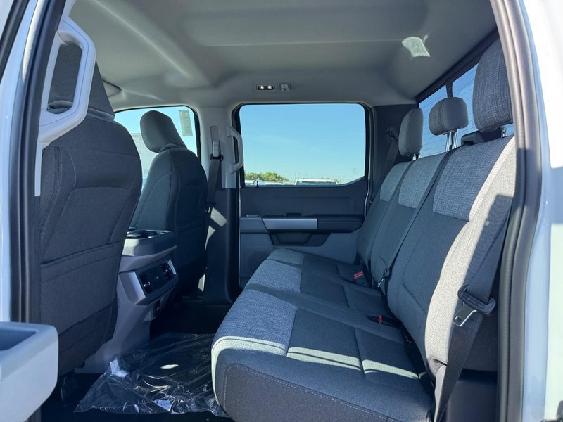 Ford Super Duty F-350 SRW Vehicle Full-screen Gallery Image 12