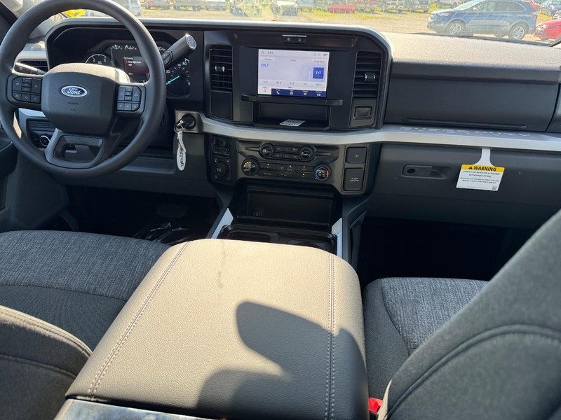 Ford Super Duty F-350 SRW Vehicle Full-screen Gallery Image 14