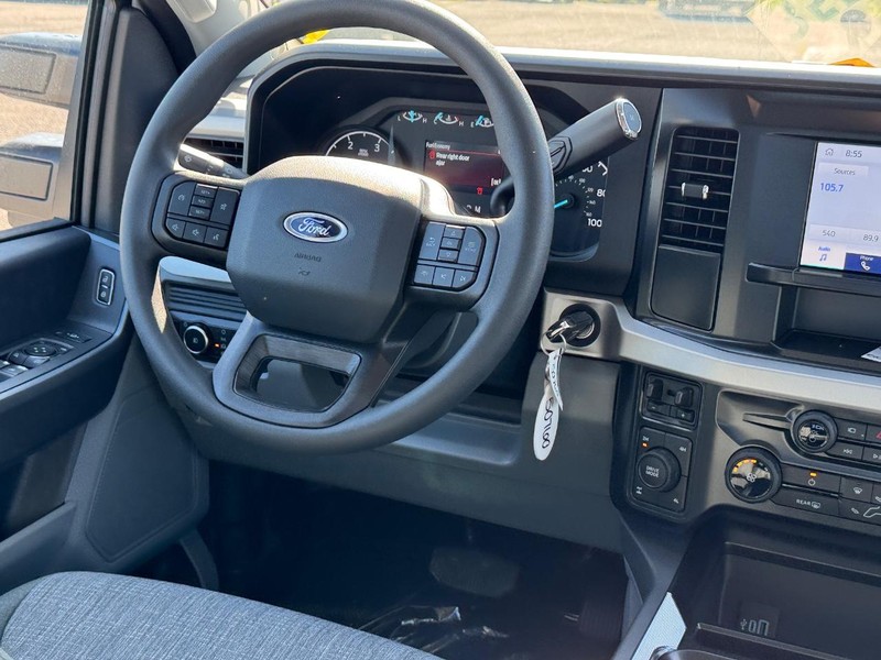 Ford Super Duty F-350 SRW Vehicle Full-screen Gallery Image 15