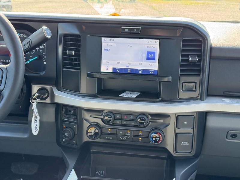 Ford Super Duty F-350 SRW Vehicle Full-screen Gallery Image 16