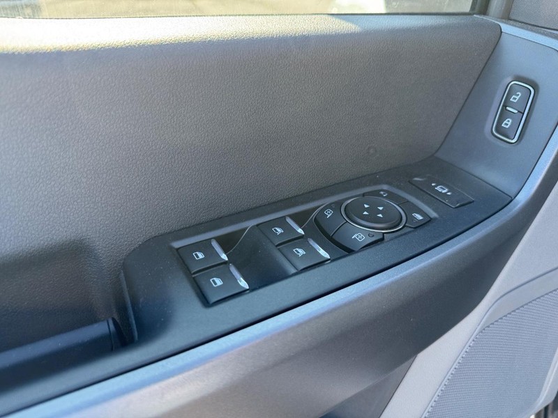 Ford Super Duty F-350 SRW Vehicle Full-screen Gallery Image 18