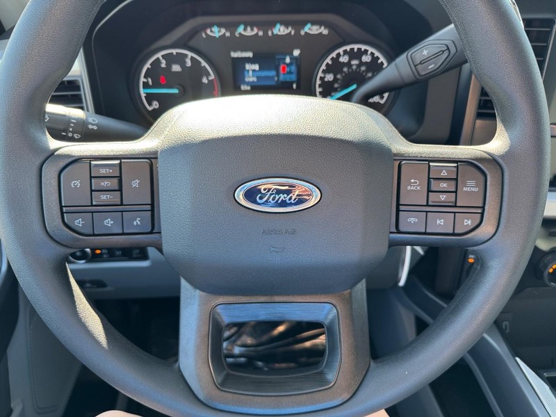 Ford Super Duty F-350 SRW Vehicle Full-screen Gallery Image 19