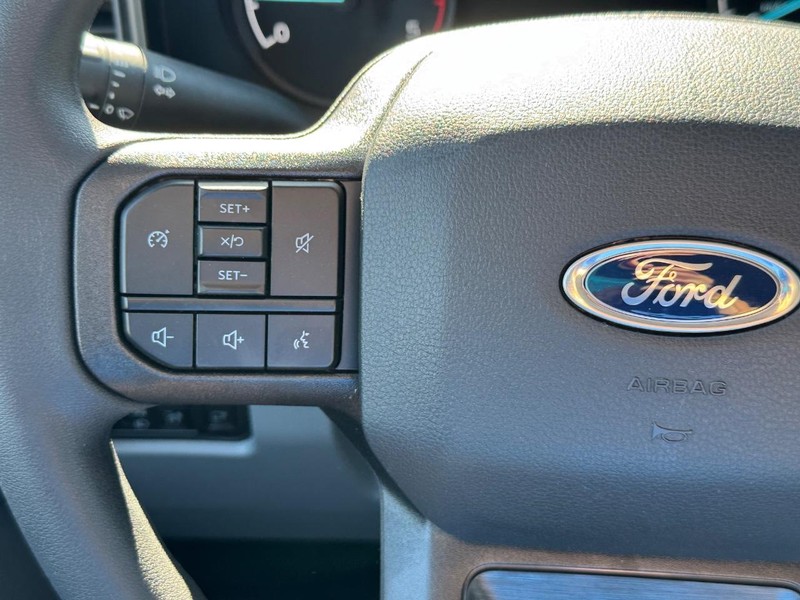 Ford Super Duty F-350 SRW Vehicle Full-screen Gallery Image 20