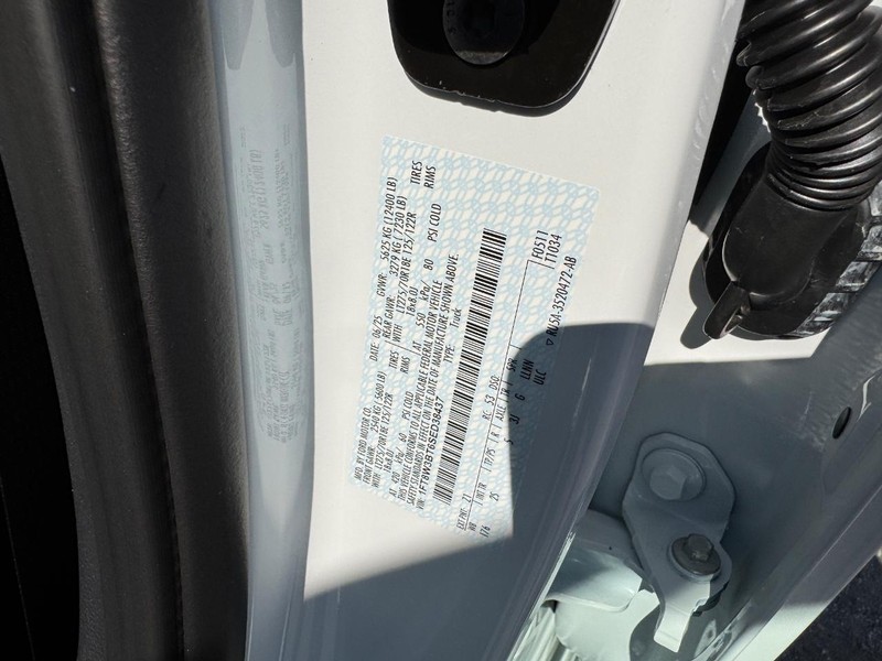 Ford Super Duty F-350 SRW Vehicle Full-screen Gallery Image 23