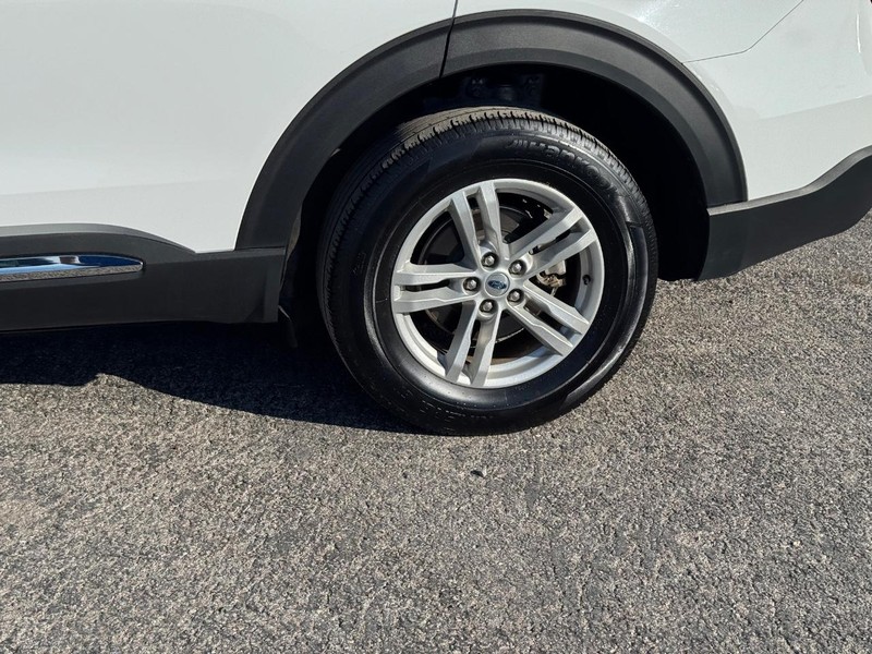 Ford Explorer Vehicle Full-screen Gallery Image 11