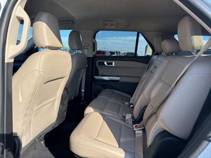 Ford Explorer Vehicle Full-screen Gallery Image 12