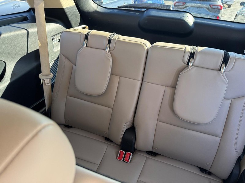 Ford Explorer Vehicle Full-screen Gallery Image 13