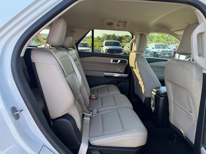 Ford Explorer Vehicle Full-screen Gallery Image 14