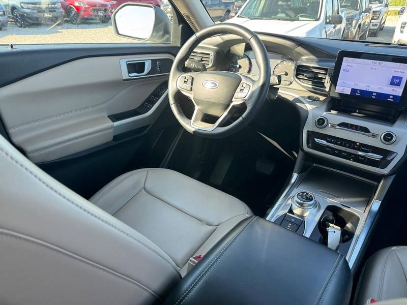 Ford Explorer Vehicle Full-screen Gallery Image 15