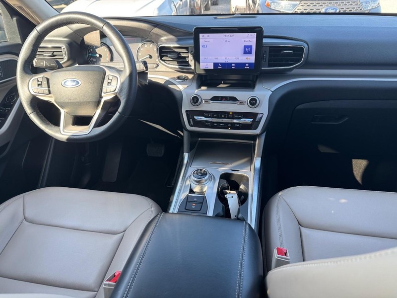 Ford Explorer Vehicle Full-screen Gallery Image 16