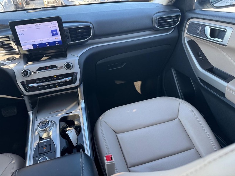 Ford Explorer Vehicle Full-screen Gallery Image 17