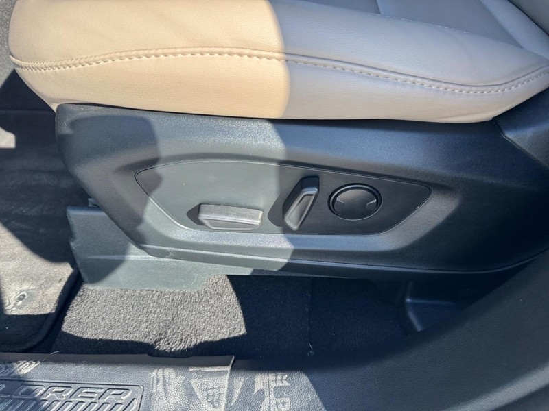 Ford Explorer Vehicle Full-screen Gallery Image 18