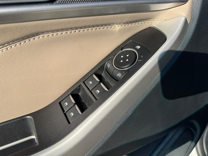 Ford Explorer Vehicle Full-screen Gallery Image 19