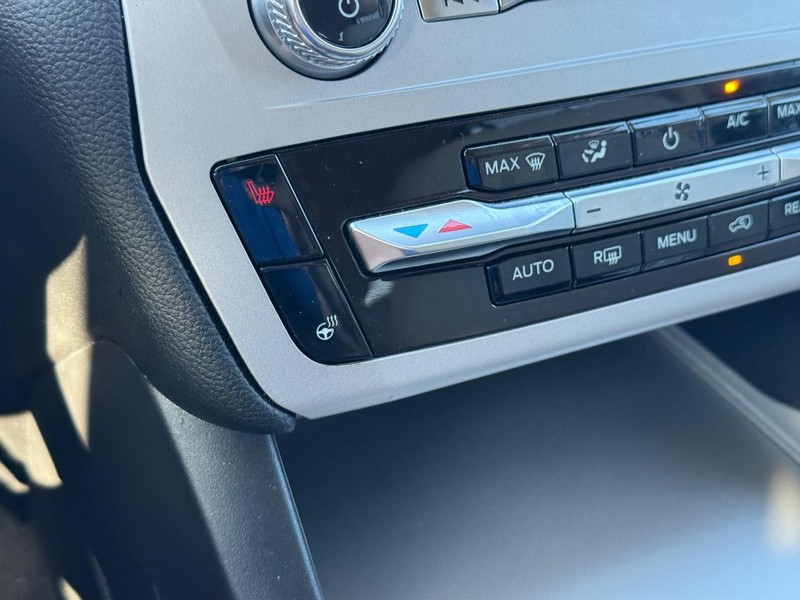 Ford Explorer Vehicle Full-screen Gallery Image 23