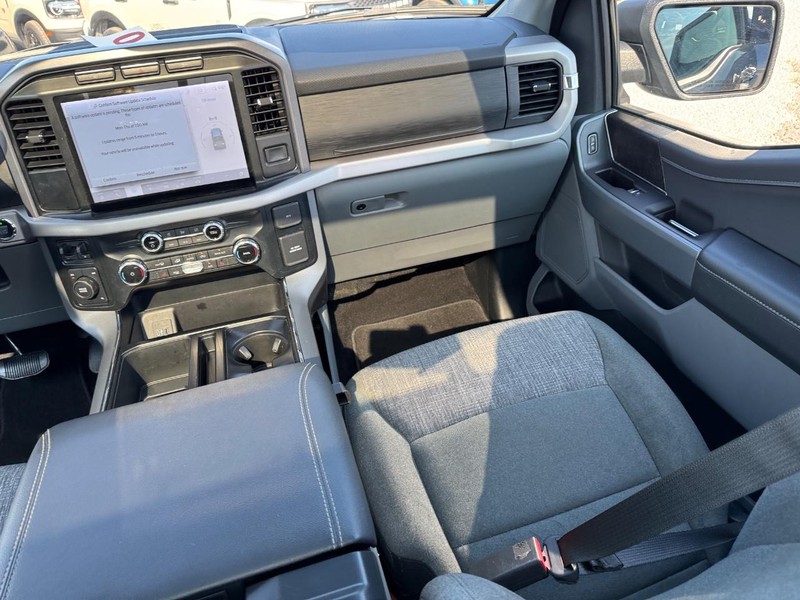 Ford F-150 Vehicle Full-screen Gallery Image 17