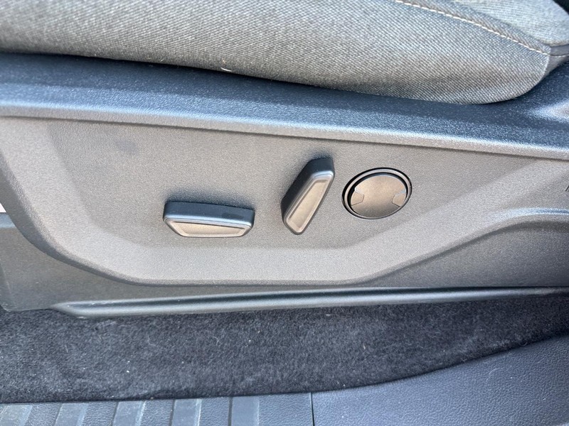Ford F-150 Vehicle Full-screen Gallery Image 18