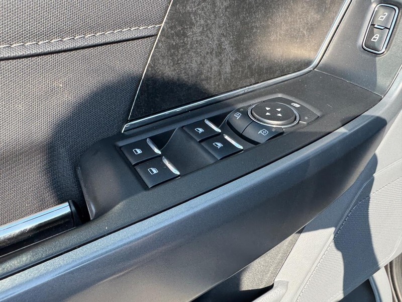 Ford F-150 Vehicle Full-screen Gallery Image 19